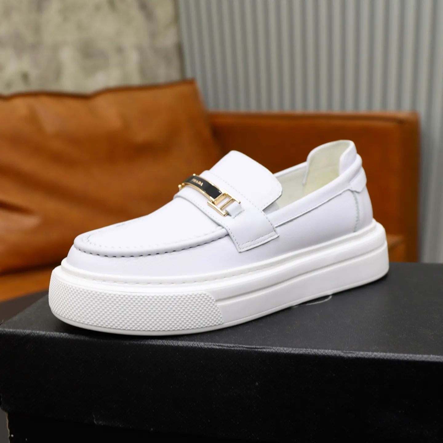 Ex-factory price: 500💰🙅‍♂️🙅‍♂️🙅‍♂️ Brand: PRADA Standard code: Men's code 38-44 (45 can be customized) Grade: Same style as the official website Original order quality Material: Original cowhide surface Comfortable lining Original outsole Style category: Men's fashionable casual leather shoes Distinguished big-name luxury elements Top luxury Color: Color of the actual picture